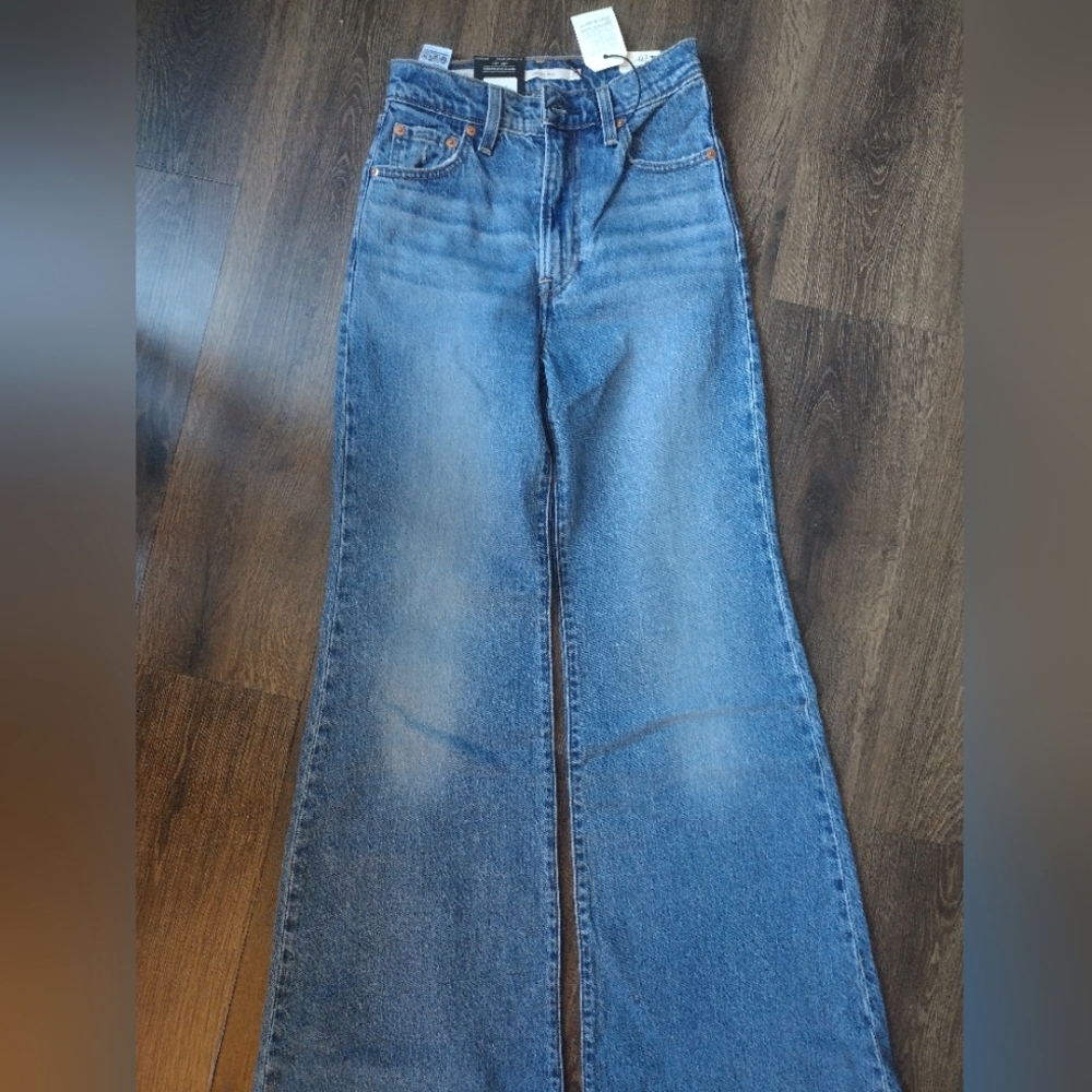 Levi's ribcage bell size 23 00 NWT 32 length